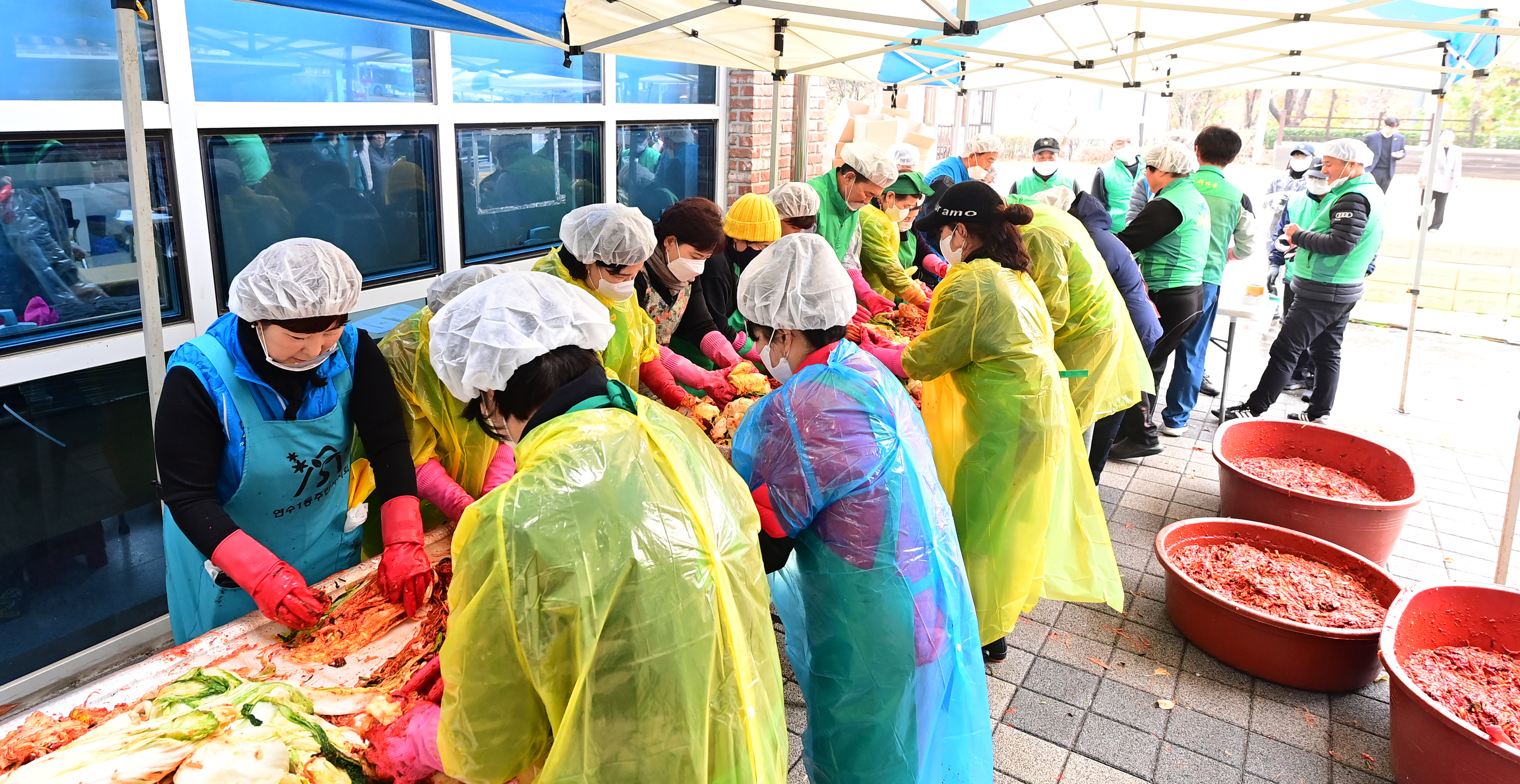 연수구 연수1동 새마을회와 주민자치회는 지난 25일 지역 내 취약계층을 위한 사랑의 김장 나눔 행사를 성황리에 마쳤다